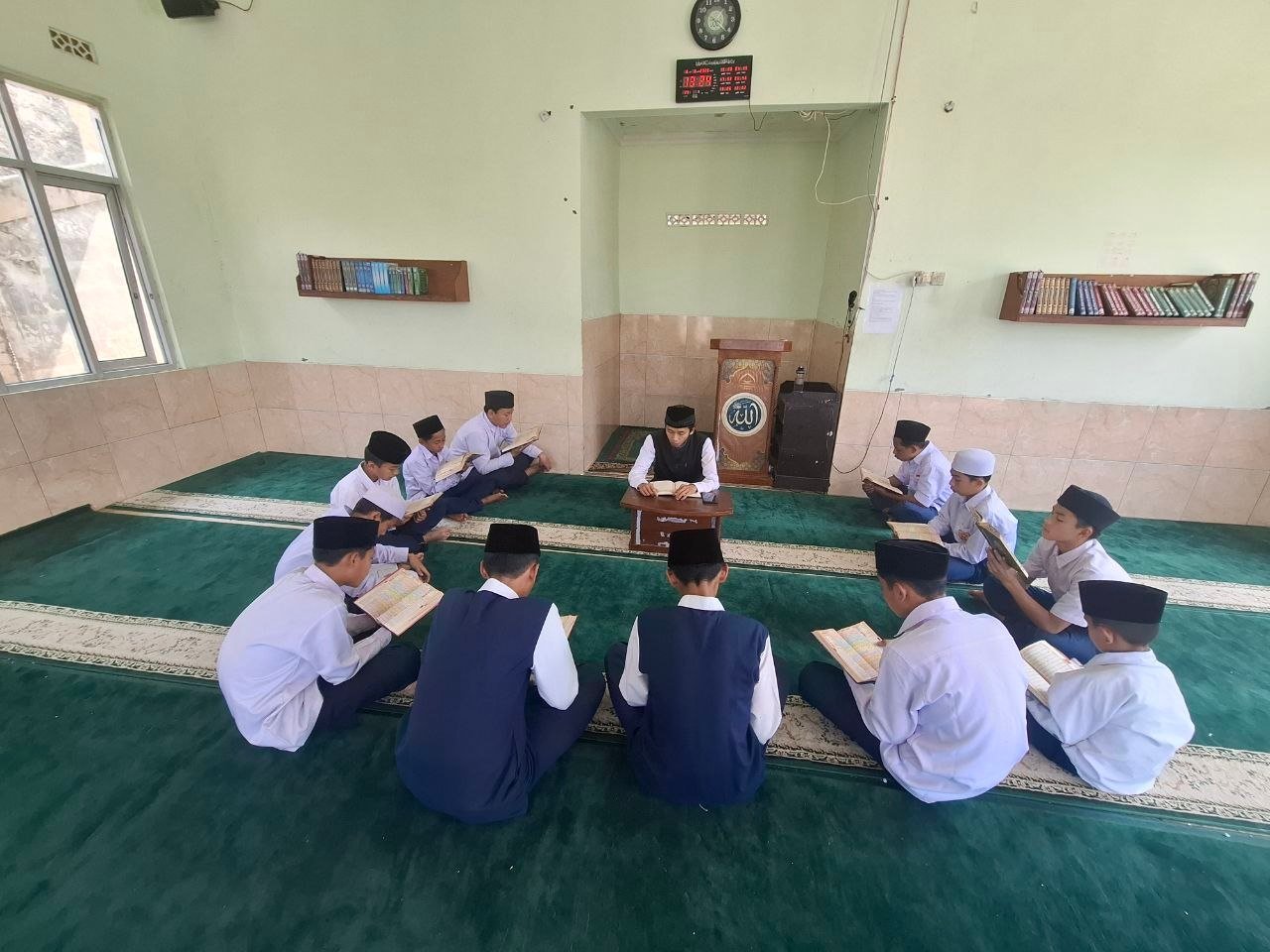 Kegiatan halaqah tahfidz Al-Qur'an