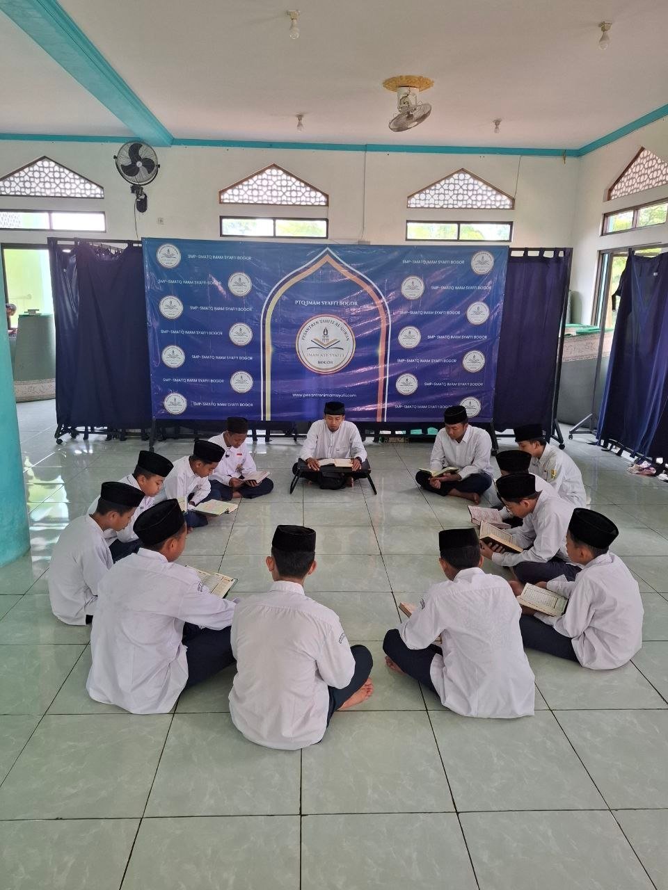 Halaqah tahfidz Al-Qur'an santri