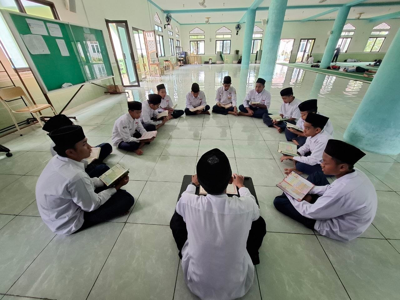 Santri dengan mushaf Al-Qur'an