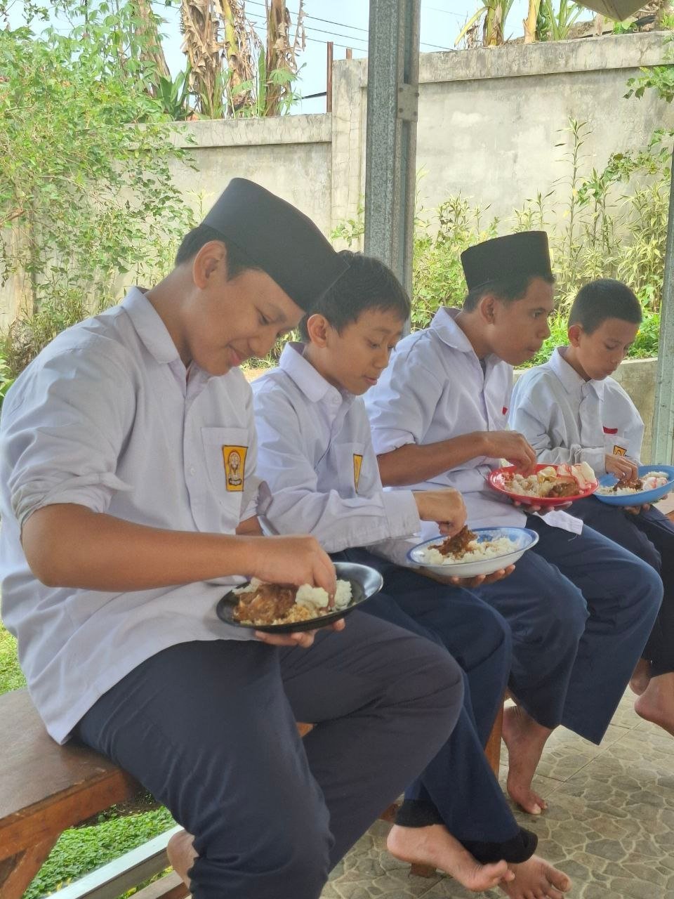 Santri makan bersama